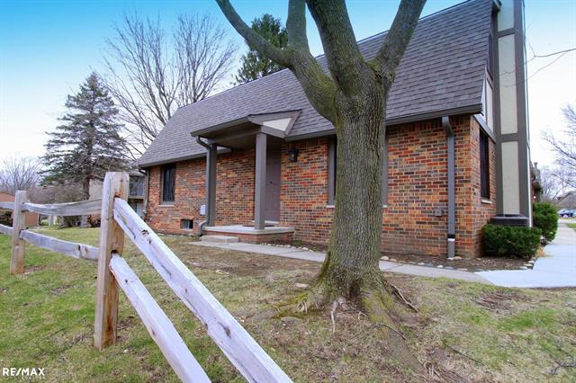 front view picture of 1970 Pondview Ct, Rochester, MI. 48309