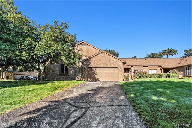 front view picture of 2198 London Bridge Dr, Rochester, MI. 48307