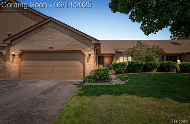 front view picture of 2175 London Bridge Dr, Rochester, MI. 48307