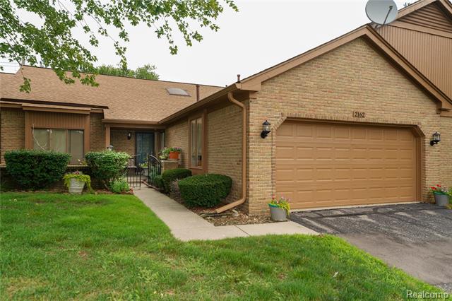 front view picture of 2162 London Bridge Dr, Rochester, MI. 48307