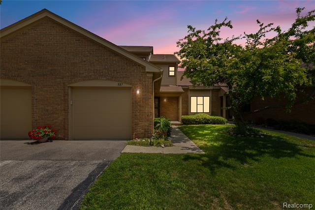 front view picture of 587 Tennyson, Rochester, MI. 48307