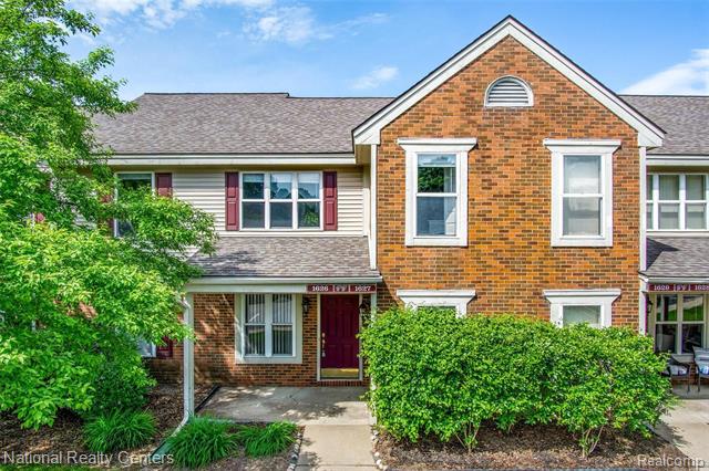 front view picture of 1626 Emerson Cir, Rochester, MI. 48307