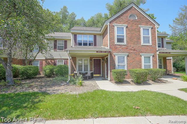 front view picture of 1676 Clemens Cir, Rochester, MI. 48307