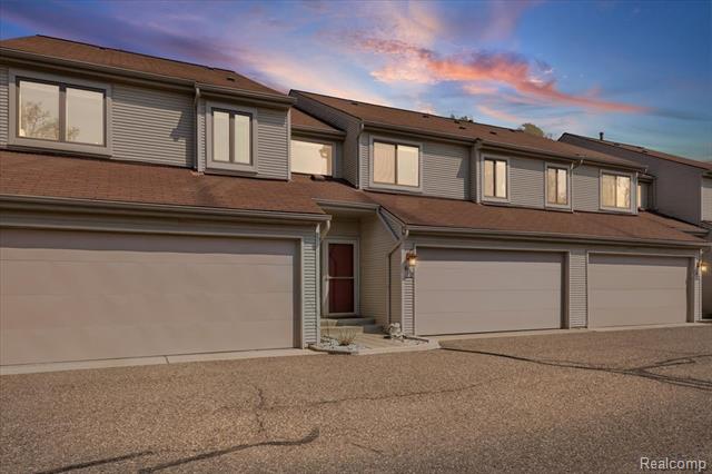 front view picture of 630 Ashley Cir, Rochester, MI. 48307