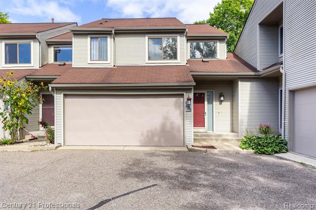 front view picture of 638 Ashley Cir, Rochester, MI. 48307