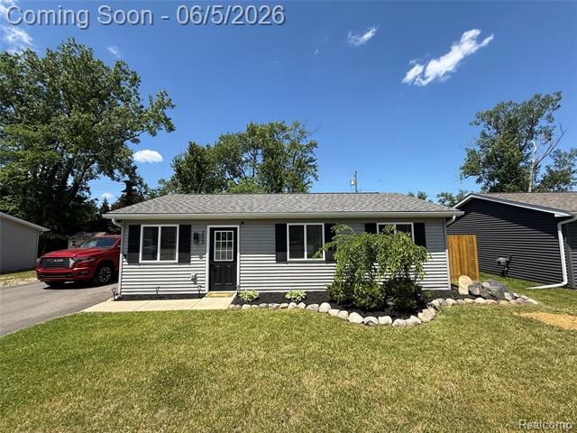 front view picture of 2602 Pontiac Lake Rd, Waterford, MI. 48328