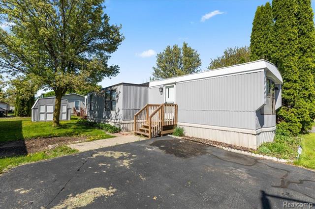 front view picture of 351 N Squirrel Rd # 179, Auburn Hills, MI. 48326