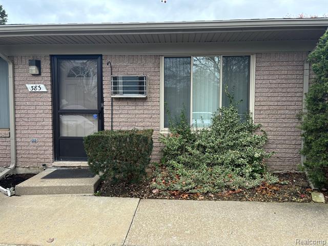front view picture of 383 W Drahner Rd Unit 6, Oxford, MI. 48371