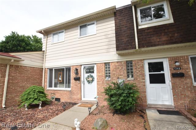 front view picture of 1350 Laurel Valley Dr, Waterford, MI. 48327