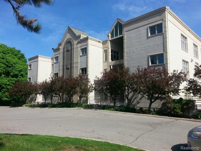 front view picture of 3270 Island Cove Dr # 100, Waterford, MI. 48328