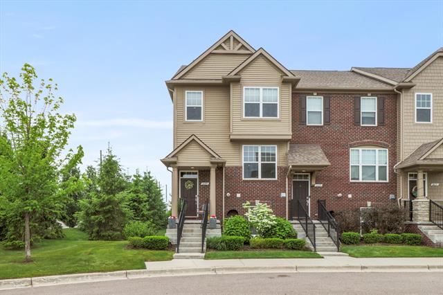 front view picture of 2605 Helmsdale Cir, Rochester, MI. 48307