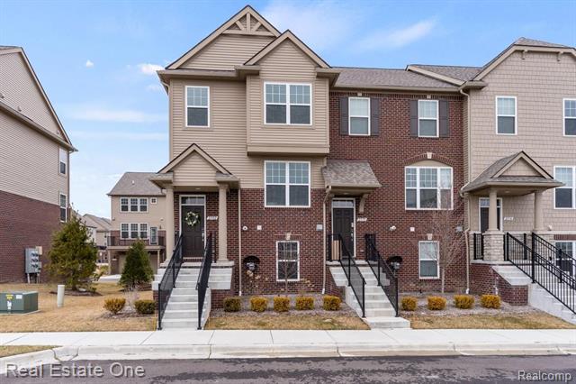 front view picture of 2582 Helmsdale Cir, Rochester, MI. 48307