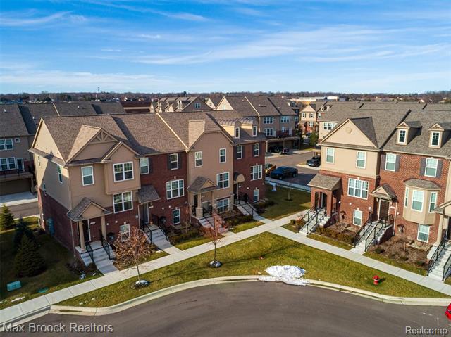 front view picture of 2884 Glenbar Cir, Rochester, MI. 48307