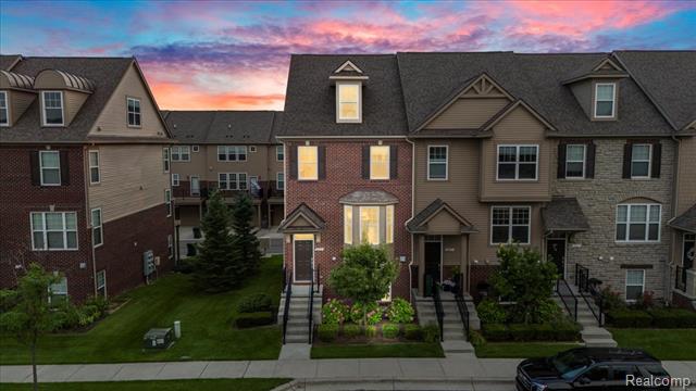 front view picture of 2653 Helmsdale Cir, Rochester, MI. 48307