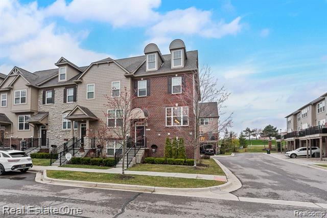 front view picture of 2669 Helmsdale Cir, Rochester, MI. 48307