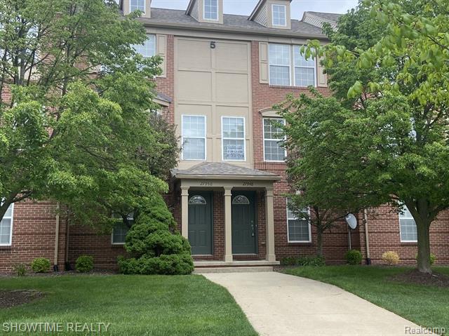 front view picture of 27948 Declaration Dr, Novi, MI. 48377