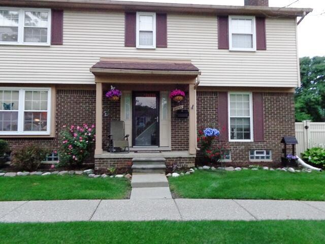 front view picture of 21053 Glen Haven Cir E, Northville, MI. 48167