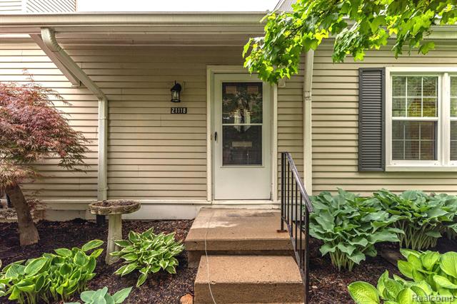 front view picture of 21118 Glen Haven Cir E, Northville, MI. 48167