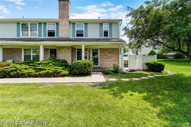 front view picture of 42124 Roscommon Dr, Northville, MI. 48167