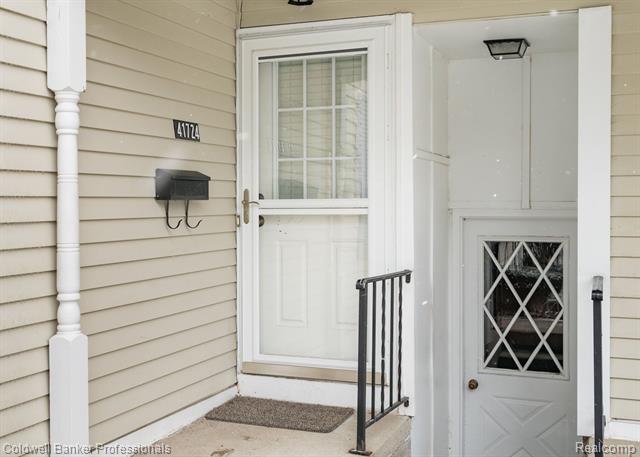 front view picture of 41724 Onaway Dr, Northville, MI. 48167