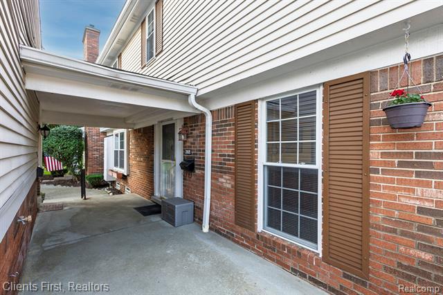 front view picture of 20809 Glen Haven Cir E, Northville, MI. 48167