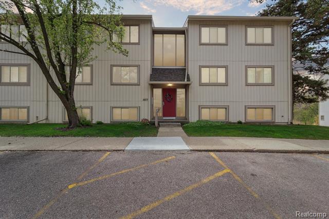 front view picture of 1677 Riverside Dr Apt 13, Rochester, MI. 48309