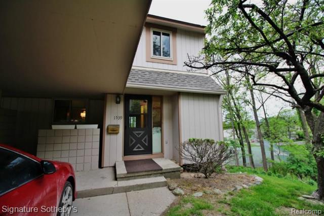 front view picture of 1539 Charter Oak Dr, Rochester, MI. 48309