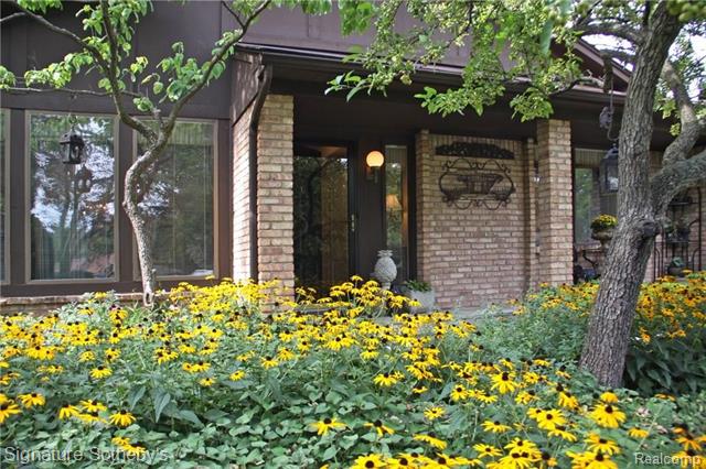 front view picture of 4042 Chablis St, West Bloomfield, MI. 48323