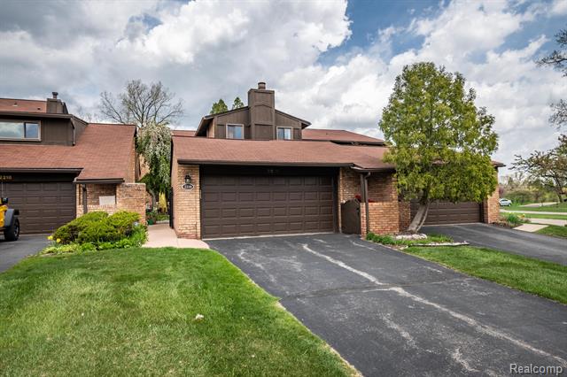 front view picture of 2210 Bordeaux St, West Bloomfield, MI. 48323
