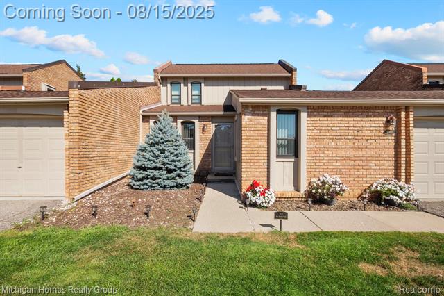 front view picture of 3009 Moon Lake Dr, West Bloomfield, MI. 48323