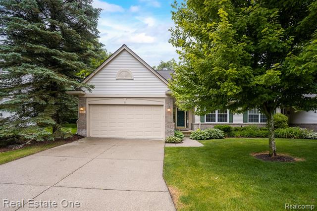 front view picture of 328 Four Seasons Dr, Lake Orion, MI. 48360