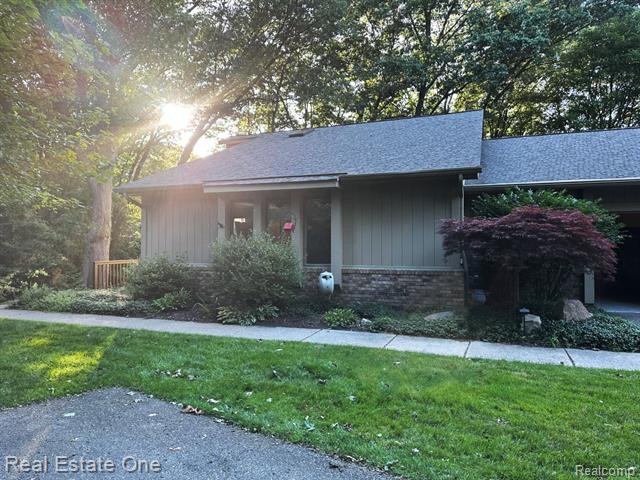front view picture of 7600 Hemlock Dr, West Bloomfield, MI. 48324
