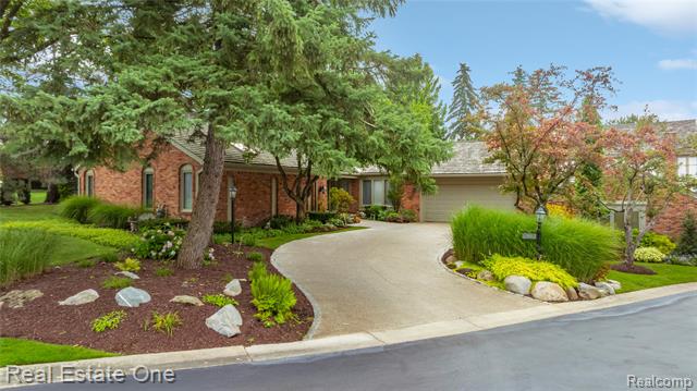 front view picture of 3932 Maple Hill E, West Bloomfield, MI. 48323