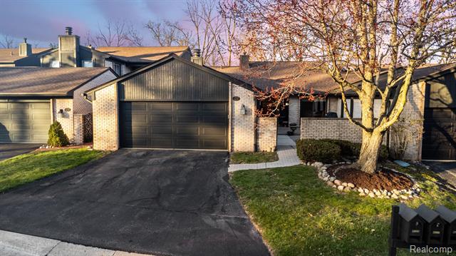 front view picture of 4237 Sawgrass Dr, Bloomfield Hills, MI. 48302
