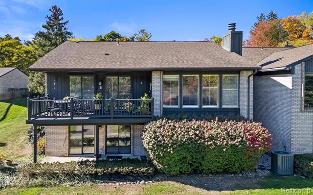 front view picture of 4297 Wabeek Lake Dr S, Bloomfield Hills, MI. 48302