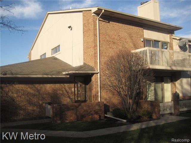 front view picture of 6682 Maple Lakes Dr, West Bloomfield, MI. 48322