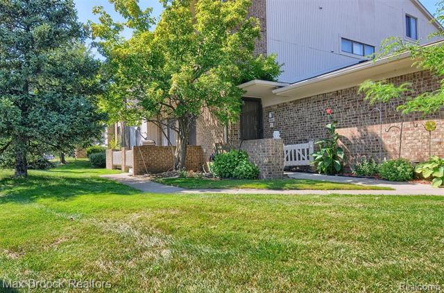 front view picture of 6606 Maple Lakes Dr, West Bloomfield, MI. 48322