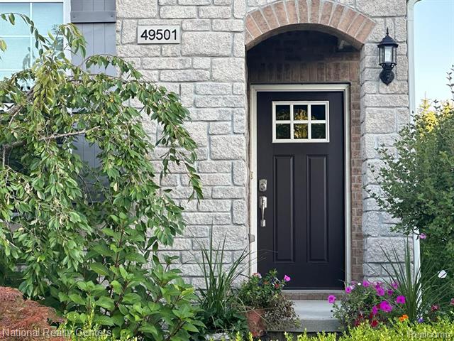 front view picture of 49501 Harrier Pl, Novi, MI. 48374