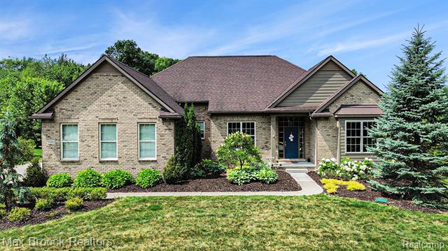 front view picture of 23395 Stoneleigh Ct, South Lyon, MI. 48178