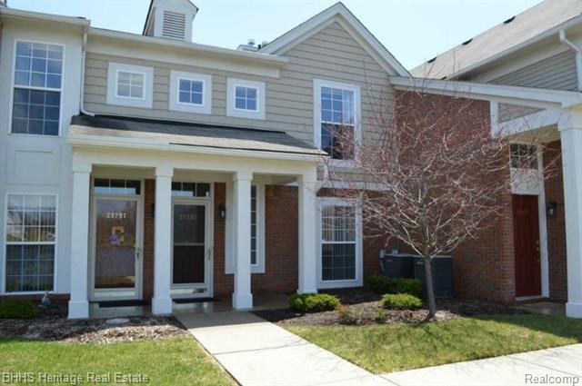 front view picture of 28293 Oakmonte Cir E, New Hudson, MI. 48165