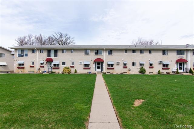 front view picture of 26902 Sandy Hill Ct Apt 15, New Hudson, MI. 48165