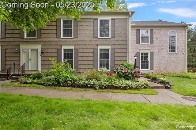 front view picture of 1477 Carriage Ln, Rochester, MI. 48306