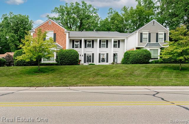 front view picture of 1106 Kings Cove Dr, Rochester, MI. 48306