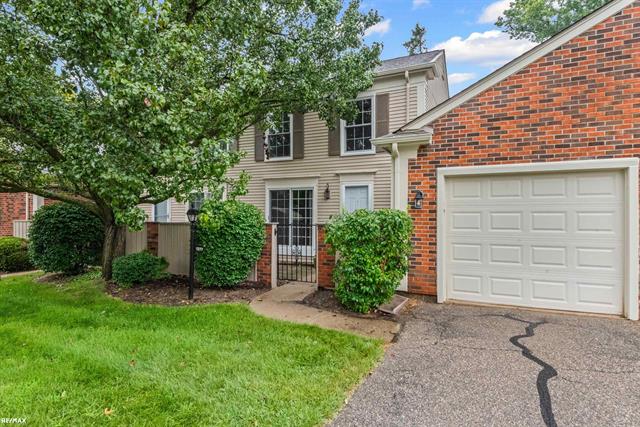 front view picture of 1377 Autumn Ln, Rochester, MI. 48306