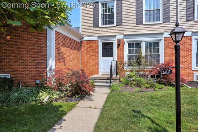 front view picture of 1340 Kings Cove Dr, Rochester, MI. 48306