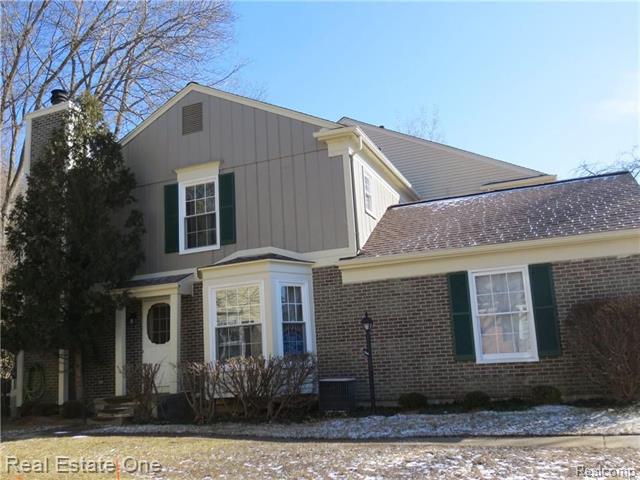 front view picture of 1564 Gas Light Ln, Rochester, MI. 48306