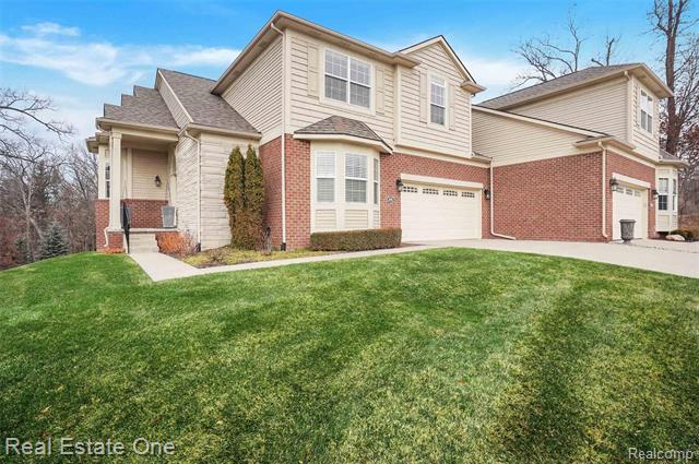 front view picture of 636 Mountain Cir, Rochester, MI. 48306