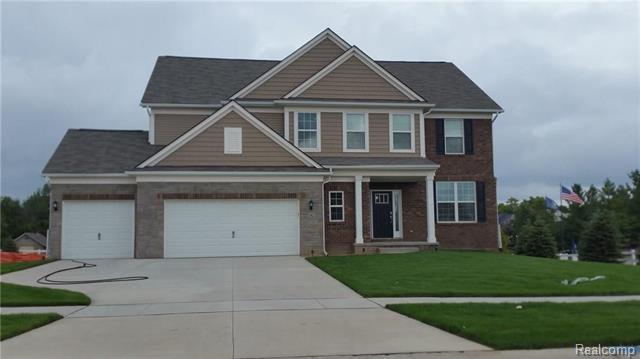 front view picture of 2066 Findley Cir, Lake Orion, MI. 48360