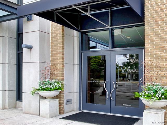 front view picture of 327 N Old Woodward Ave # 403, Birmingham, MI. 48009