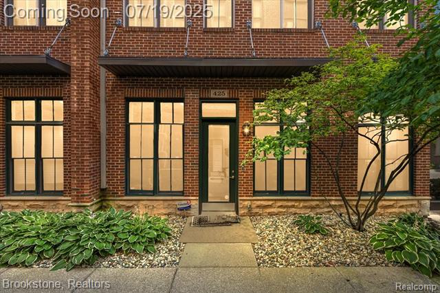 front view picture of 425 Lewis St, Birmingham, MI. 48009